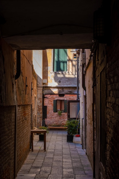 Finestra della casa sul canale di Venezia vista attraverso il vicolo