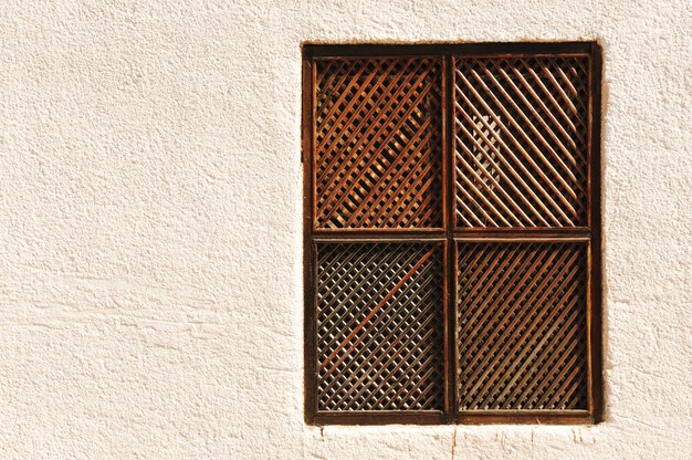 Finestra di legno sul muro di cemento