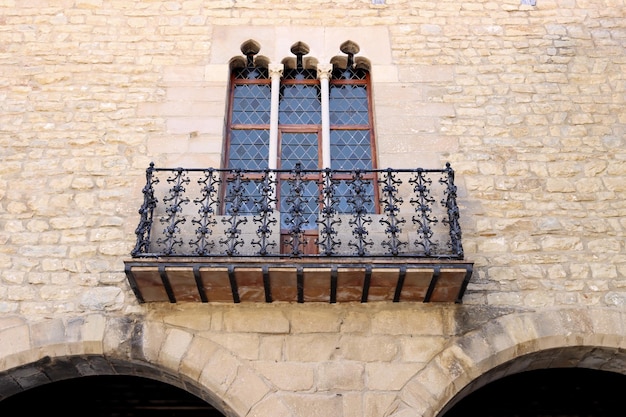 Finestra di un edificio nella Plaza Mayor di Cantavieja, Teruel Spagna