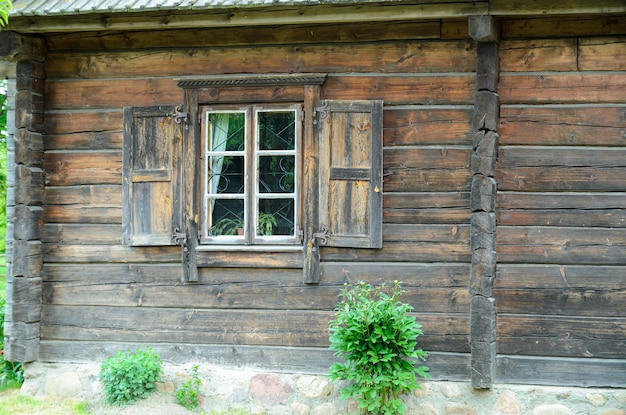 Finestra di una vecchia casa di legno