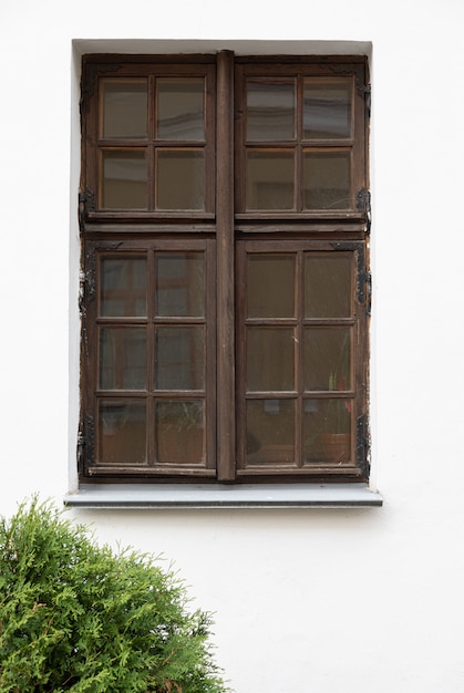 Finestra in legno scuro dall'esterno