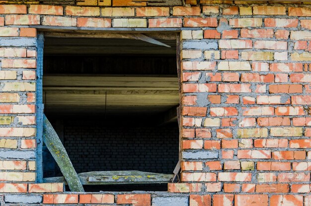 Finestra in un muro di mattoni di un edificio incompiuto