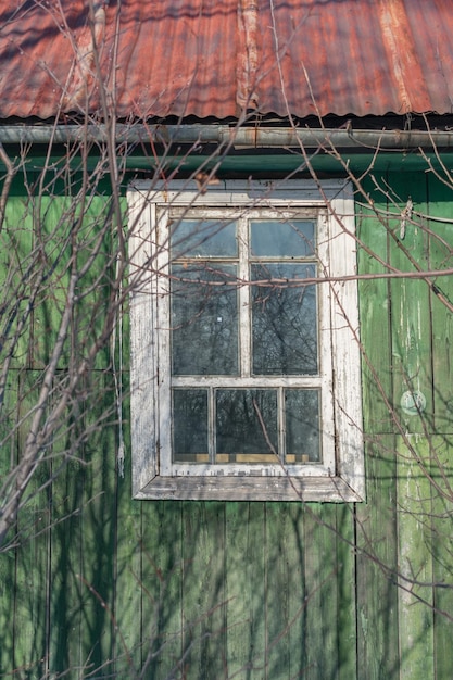 Finestra in una vecchia casa di legno abbandonata