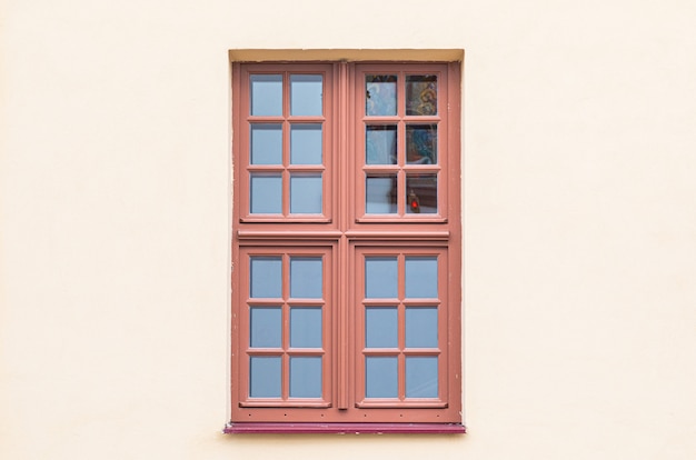 Finestra marrone in legno della chiesa