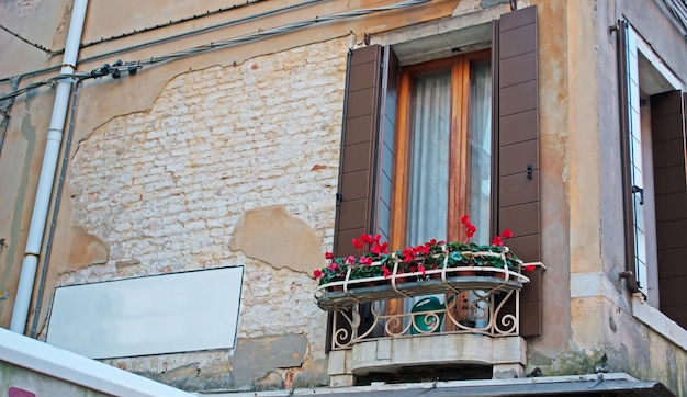 Finestra marrone in un antico edificio veneziano