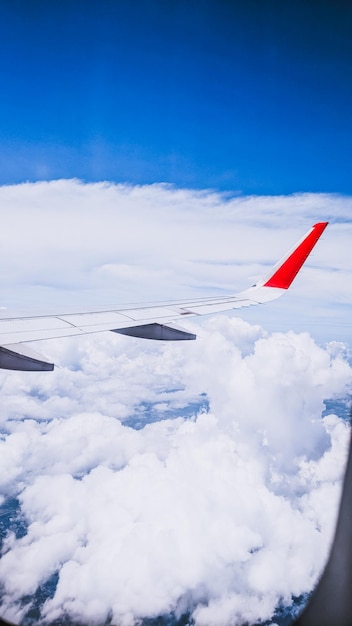 Finestra sul mondo Una vista dall'alto Nubi nella vista laterale dell'ala dell'aereo