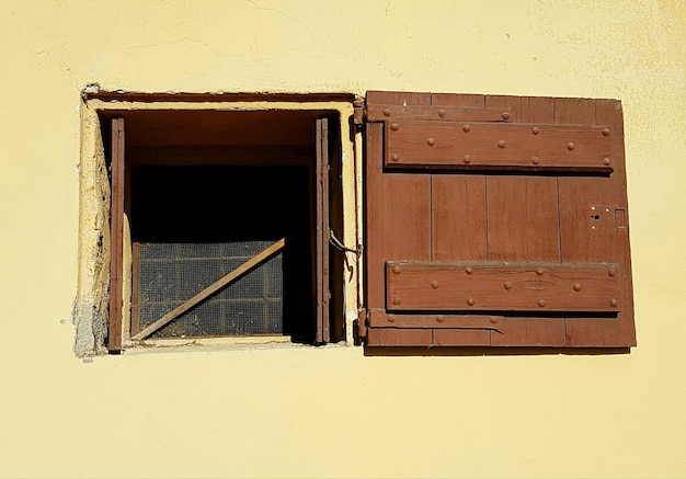 Finestra sul muro durante la giornata di sole