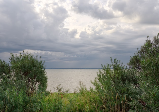 Finestra tra le nuvole sopra il mare