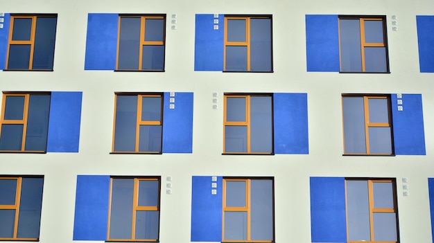 finestre con lastre di vetro arancioni e blu, con la lettera p sopra.