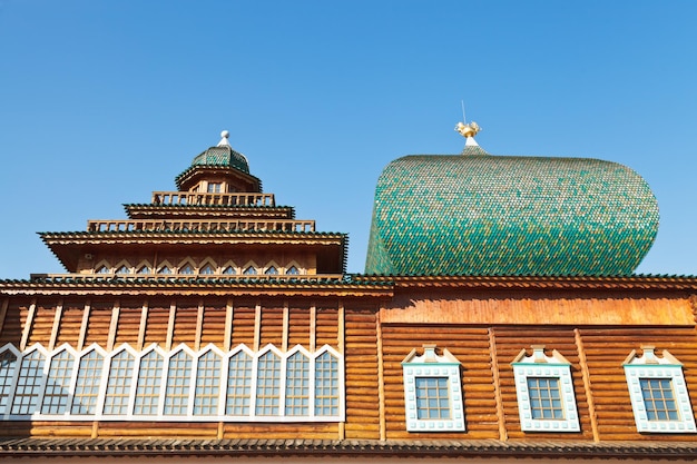 Finestre del grande palazzo di legno a Kolomenskoe