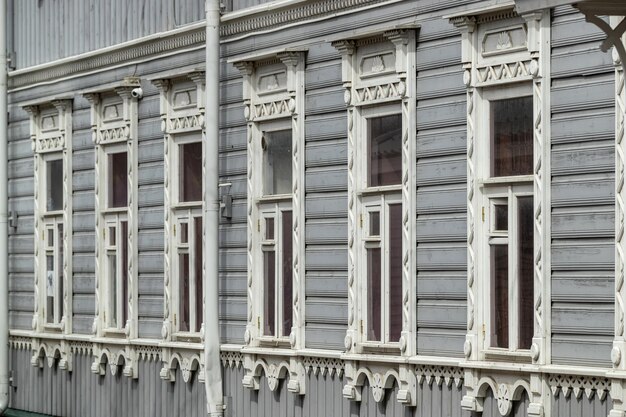 Finestre di un vecchio edificio storico in legno in Russia