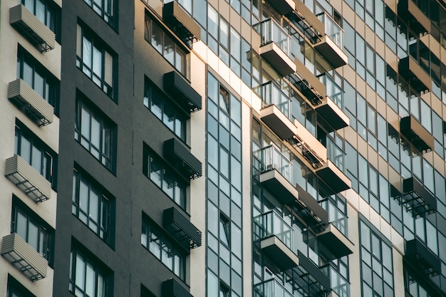 Finestre di vetro di un edificio per uffici in una città moderna nel quartiere finanziario