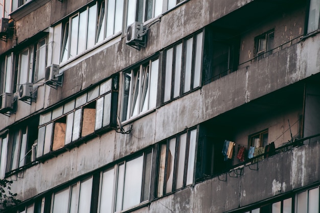 Finestre di vetro di un edificio per uffici in una città moderna nel quartiere finanziario