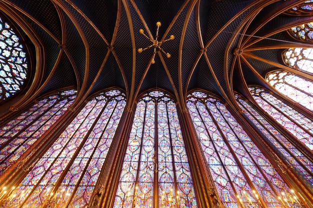 Finestre di vetro macchiate all'interno della Sainte Chapelle, una cappella reale medievale a Parigi