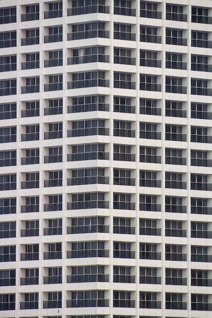 Finestre di vetro nere in un edificio bianco a Rio de Janeiro