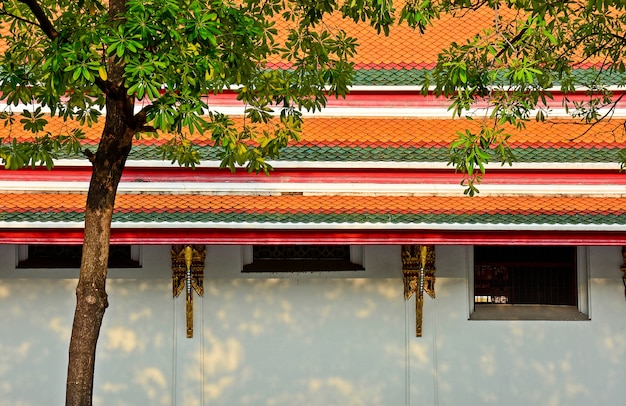 Finestre e parete antiche del tempio a Bangkok, Tailandia a mattina.