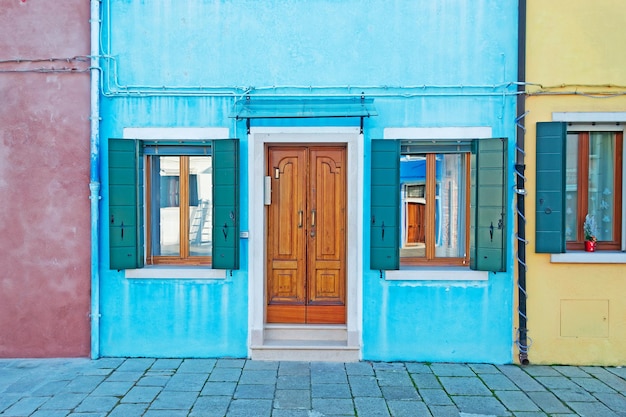 Finestre e porte in una facciata blu della casa
