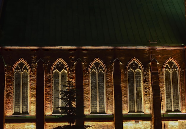 Finestre gotiche con parete gotica notturna parete fragile con finestre gotiche parete della cattedrale gotica