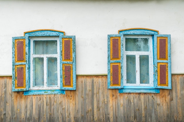 Finestre in legno intagliato in vecchie case di legno nel villaggio di Oleshnia nella regione di Chernihiv in Ucraina