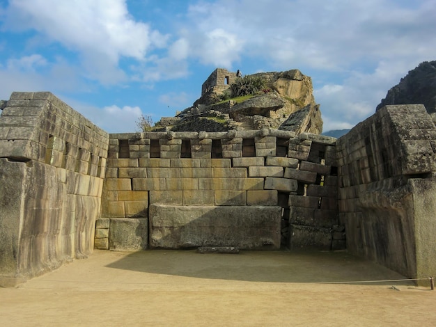 Finestre in pietra scolpite nella cittadella di Machu Picchu dell'impero Inca a Cusco in Perù