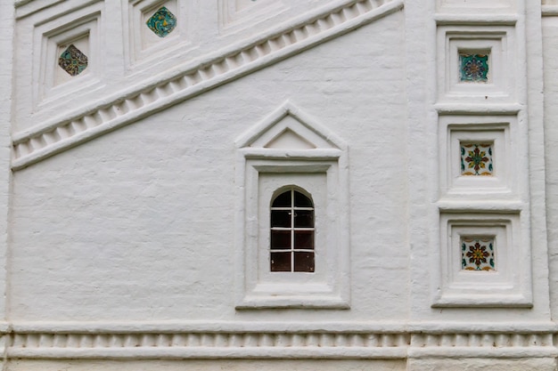 Finestre medievali ed elementi architettonici della cattedrale Vvedensky del convento di Vvedensky Tolga a Yaroslavl Russia