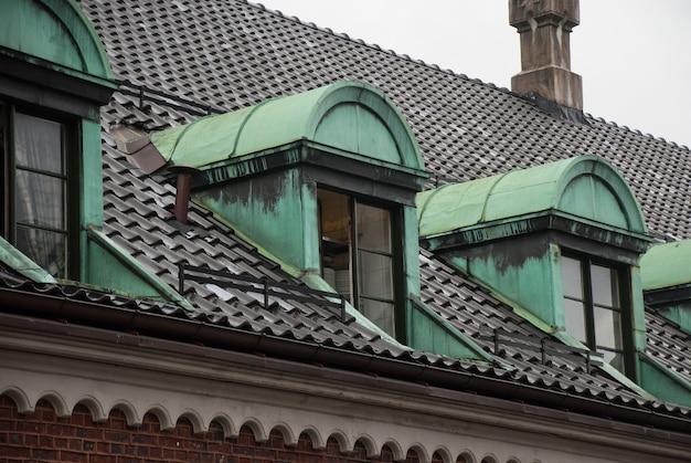 Finestre sul tetto di un vecchio edificio a Bergen, Norvegia