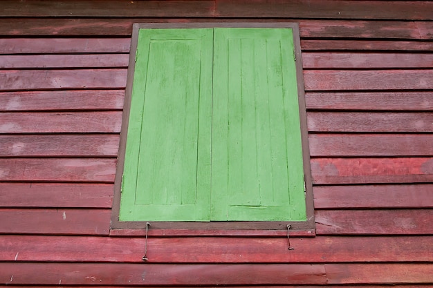 Finestre verdi fatte di vecchio legno, vecchi ambiti di provenienza di strutture di legno