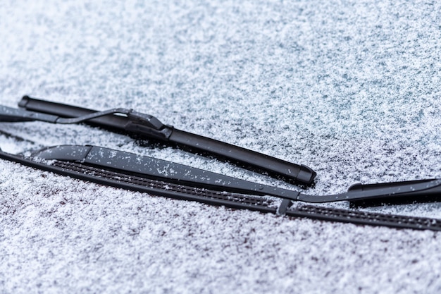 Finestrino coperto di neve con tergicristalli