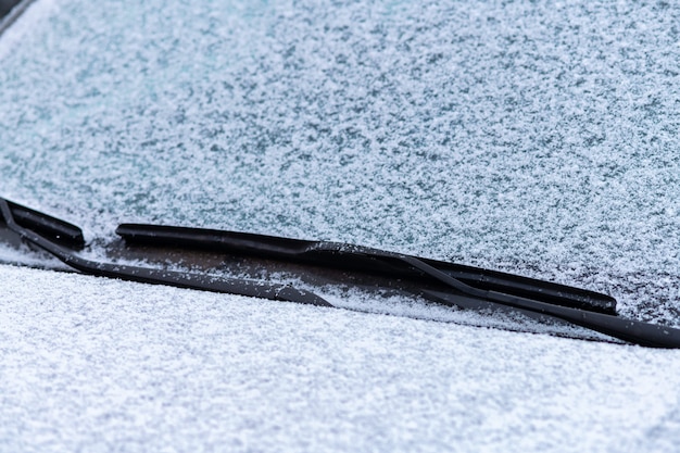 Finestrino coperto di neve con tergicristalli