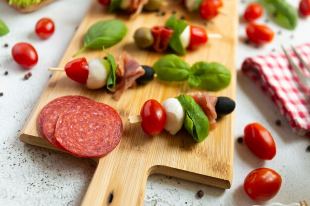 Finger food: pomodorini, mozzarella e basilico, antipasto