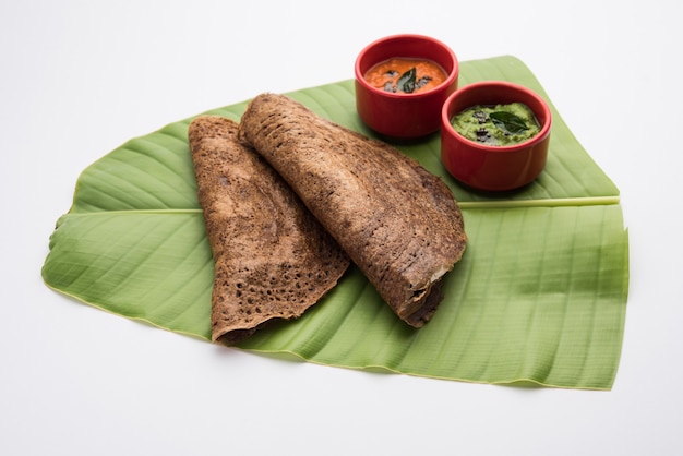 Finger Millet orÃ‚Â Ragi DosaÃ‚Â è una sana colazione indiana servita con chutney, a forma di rotolo, piatto o cono