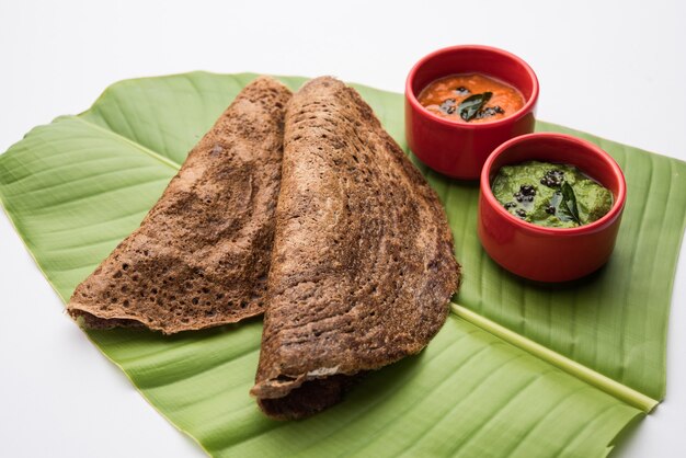 Finger Millet orÃ‚Â Ragi DosaÃ‚Â è una sana colazione indiana servita con chutney, a forma di rotolo, piatto o cono