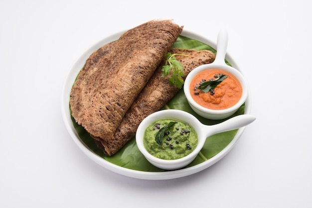 Finger Millet orÃ‚Â Ragi DosaÃ‚Â è una sana colazione indiana servita con chutney, a forma di rotolo, piatto o cono