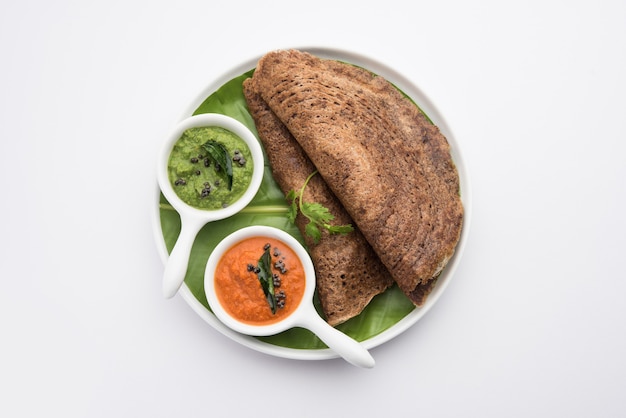 Finger Millet orÃ‚Â Ragi DosaÃ‚Â è una sana colazione indiana servita con chutney, a forma di rotolo, piatto o cono