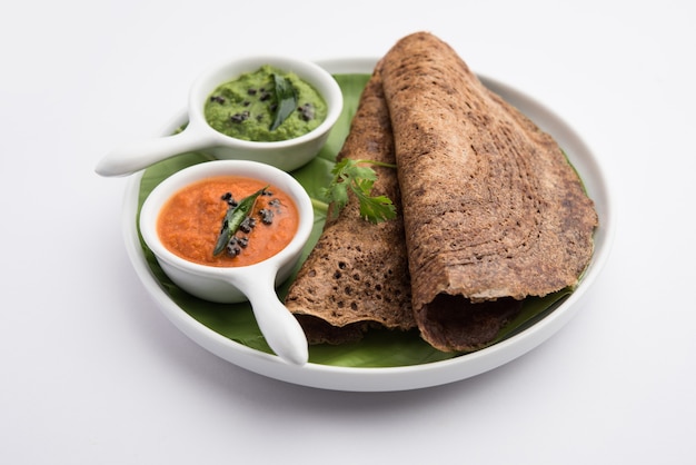 Finger Millet orÃ‚Â Ragi DosaÃ‚Â è una sana colazione indiana servita con chutney, a forma di rotolo, piatto o cono