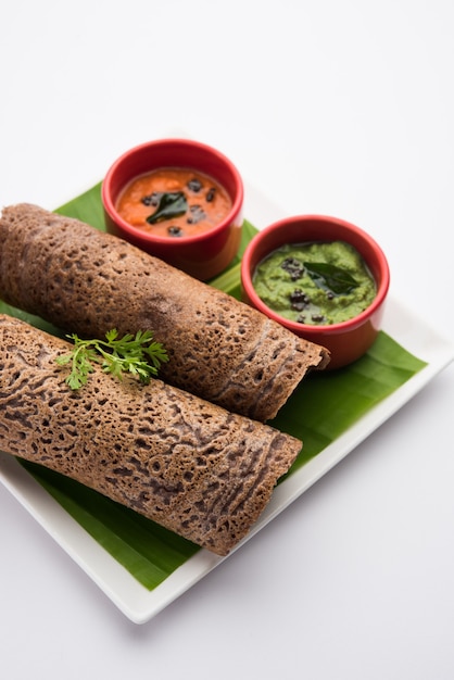 Finger Millet orÃ‚Â Ragi DosaÃ‚Â è una sana colazione indiana servita con chutney, a forma di rotolo, piatto o cono