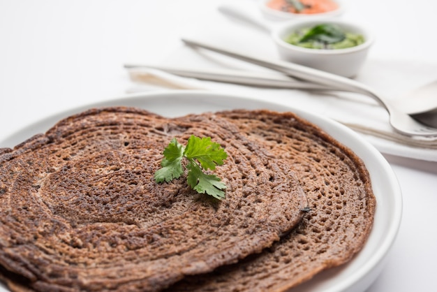 Finger Millet orÃ‚Â Ragi DosaÃ‚Â è una sana colazione indiana servita con chutney, a forma di rotolo, piatto o cono