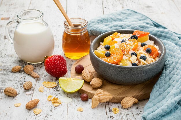 fiocchi con miele frutta noci e latte colazione sana