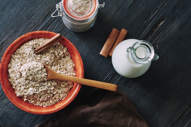 Fiocchi d&#39;avena con cannella e latte