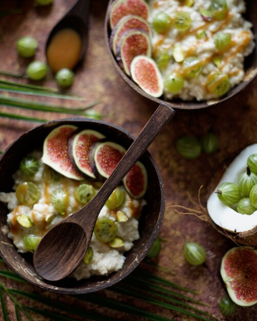 Fiocchi d&#39;avena con cocco, bacche di uva spina, salsa al caramello e fichi. Stile asiatico