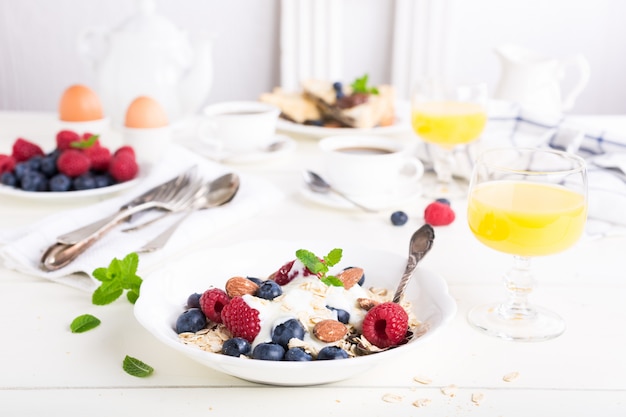 Fiocchi d'avena con frutti di bosco freschi