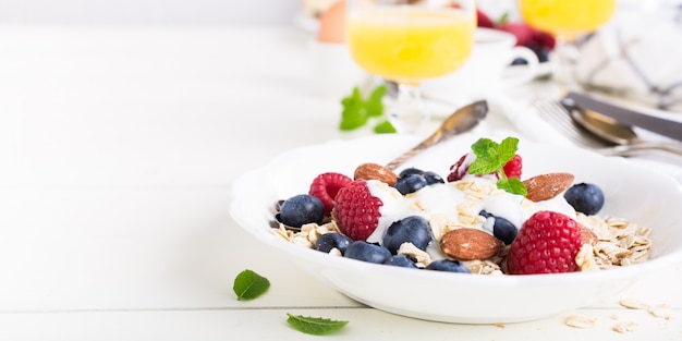 Fiocchi d'avena con frutti di bosco freschi