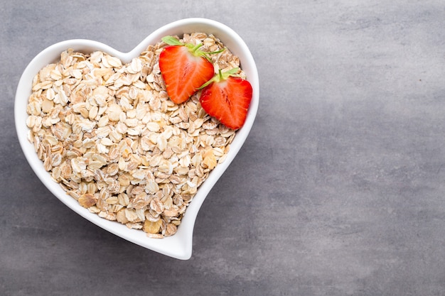 Fiocchi d'avena fritti in una ciotola del cuore.