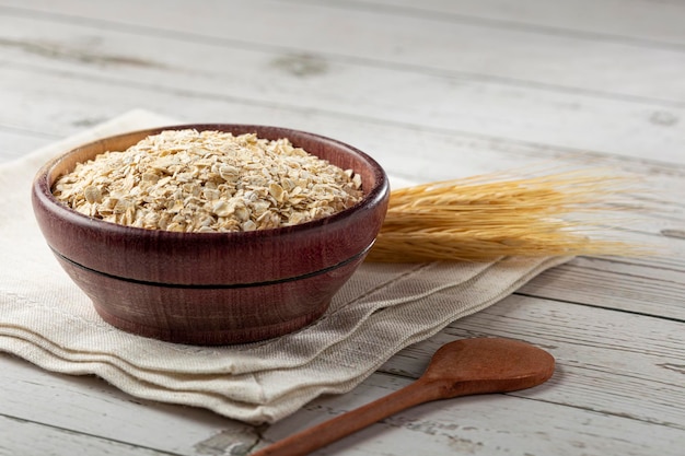 Fiocchi d'avena in ciotola di legno