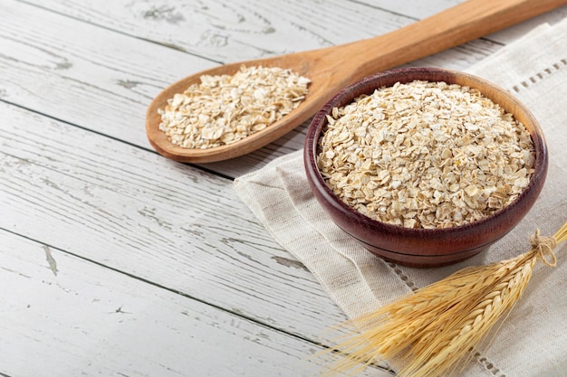 Fiocchi d'avena in ciotola di legno