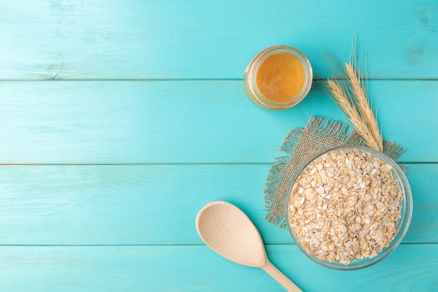 Fiocchi d'avena in una ciotola con miele