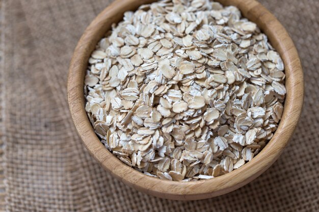 fiocchi d'avena in una ciotola di legno