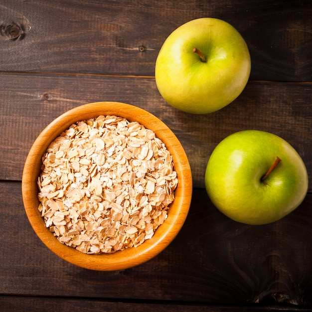 Fiocchi d'avena in una ciotola e due mele