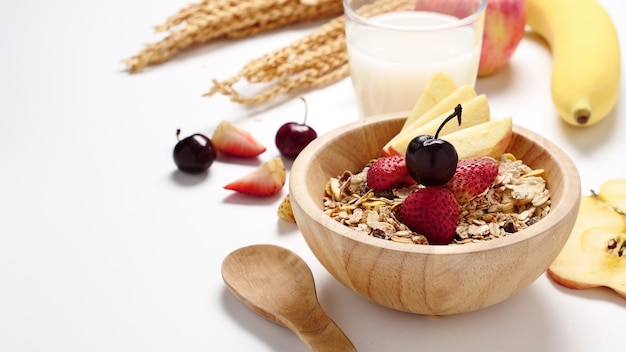 Fiocchi di avena, latte e frutta fresca su sfondo bianco. copia spazio