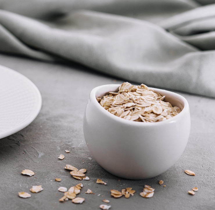 Foto fiocchi di avena secchi arrotolati farina d'avena in ciotola